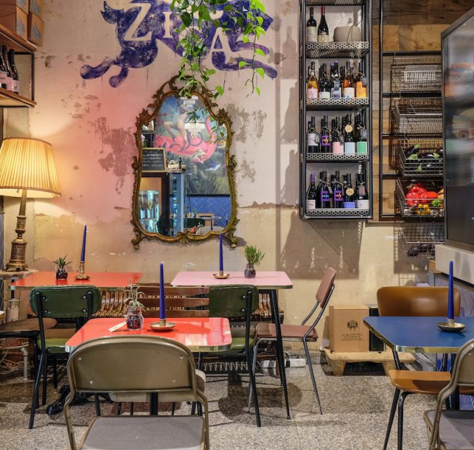 A Verona, Ziga è un bistro bohemien, ispirato ai bar parigini di fine ‘800 luogo d’incontro di artisti e intellettuali, che offre una colorata cucina vegetariana tra opere d’arte e mobili vintage.